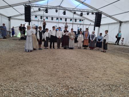 Plesalci otroške FS Osnovne šole Davorina Jenka Cerklje